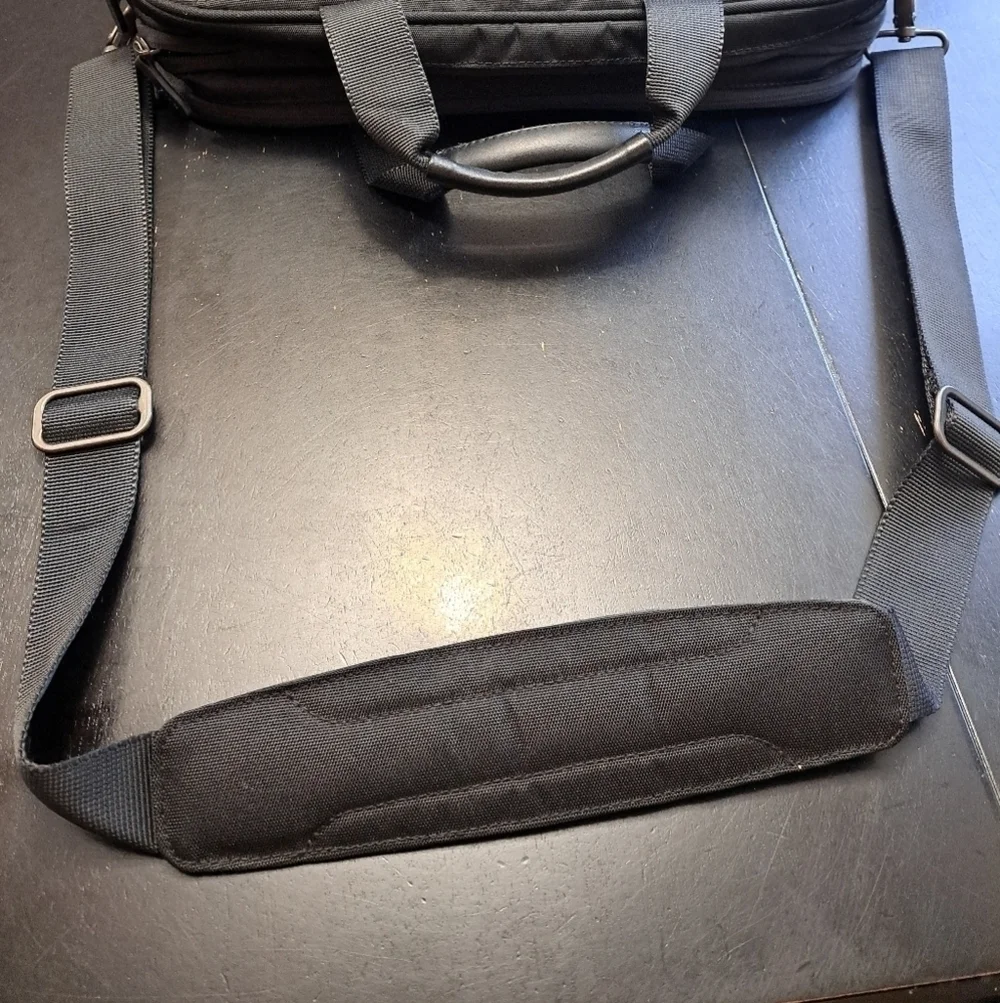 Brenthaven Elliott Deluxe Laptop & Tablet Messenger Bag